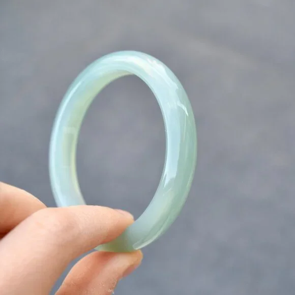 Elegant Jade Green Bracelet - Picture 6 of 6